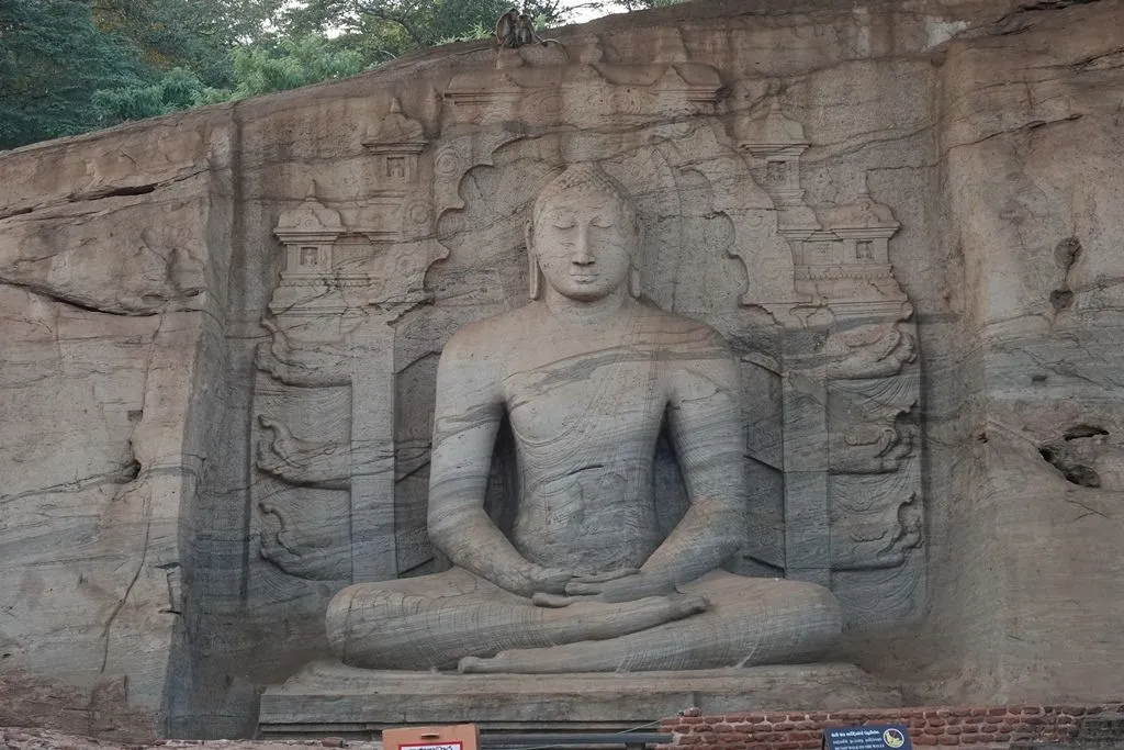 Sitzender Stein-Buddha